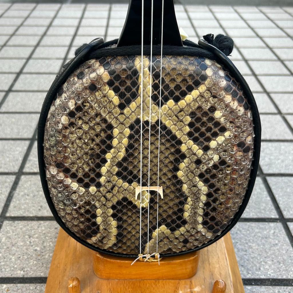 沖縄 三線 新崎型 カミゲン 黒木 本皮一枚張り 黒塗り 伝統工芸士製作