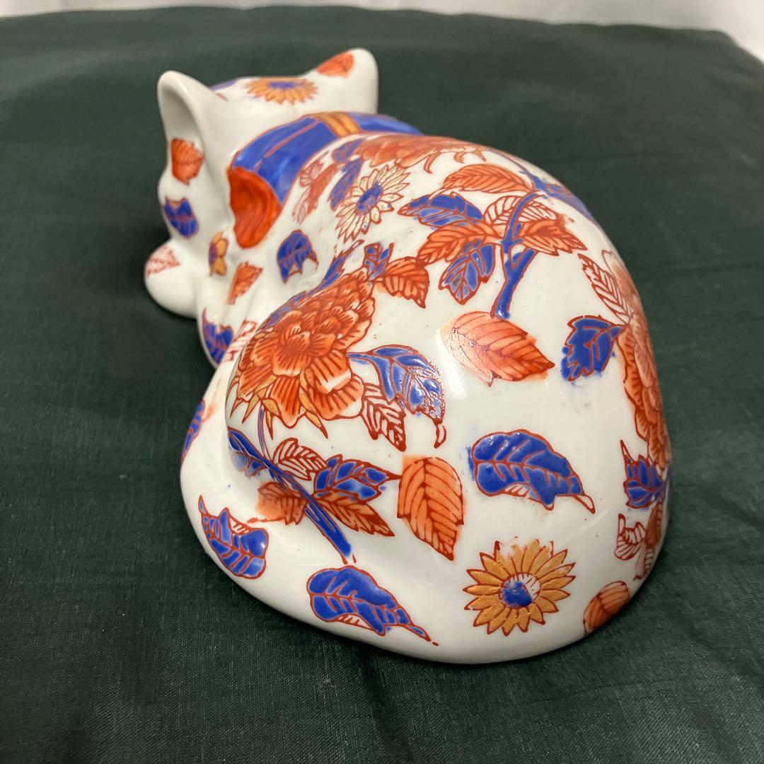 伊万里焼 眠り猫置物 染錦花紋 色絵 牡丹 縁起物 ねこの置物 レトロ