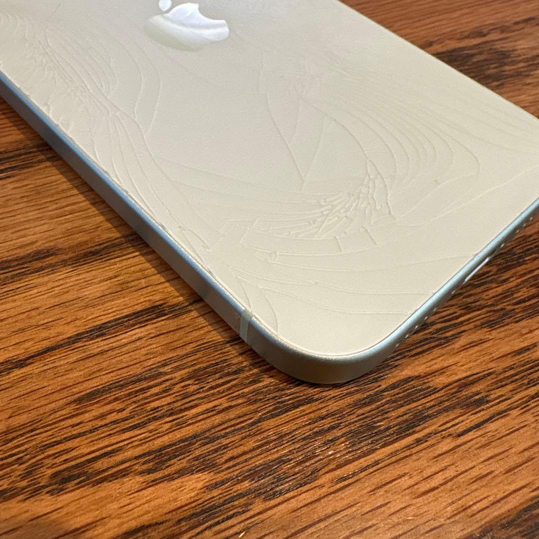 Apple iPhone 15 256GB グリーン　背面割れ