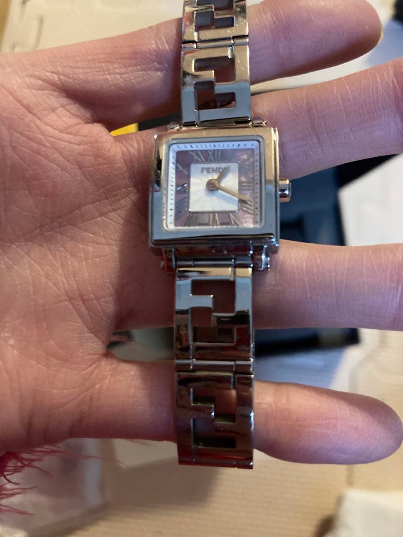 FENDI ロゴ入りスクエア型ピンク 腕時計 シルバー