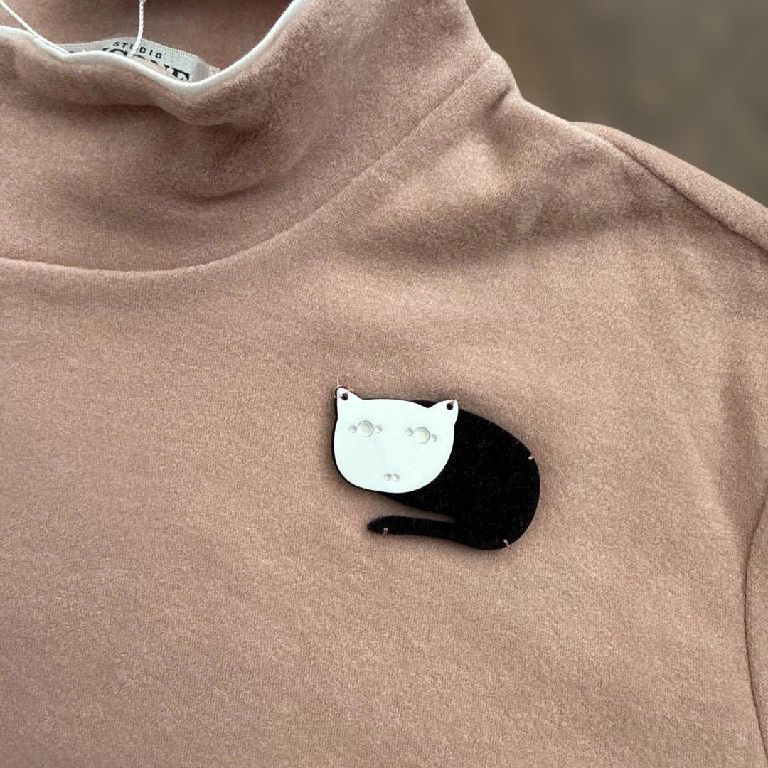 ピッコーネ ピンク タートルネック 猫のブローチ付き 40 新品、未使用