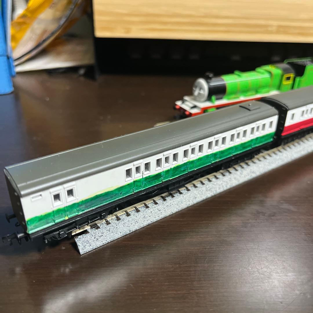 ヘンリー Nゲージ 赤い客車 緑の客車 セット - メルカリ