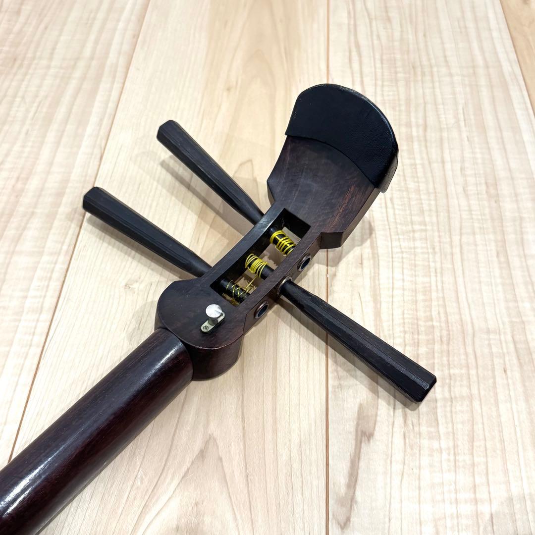 高級】 中棹三味線 子持ち綾杉胴 紅木 トチ有り 2本溝 金細 K刻印 鼈甲