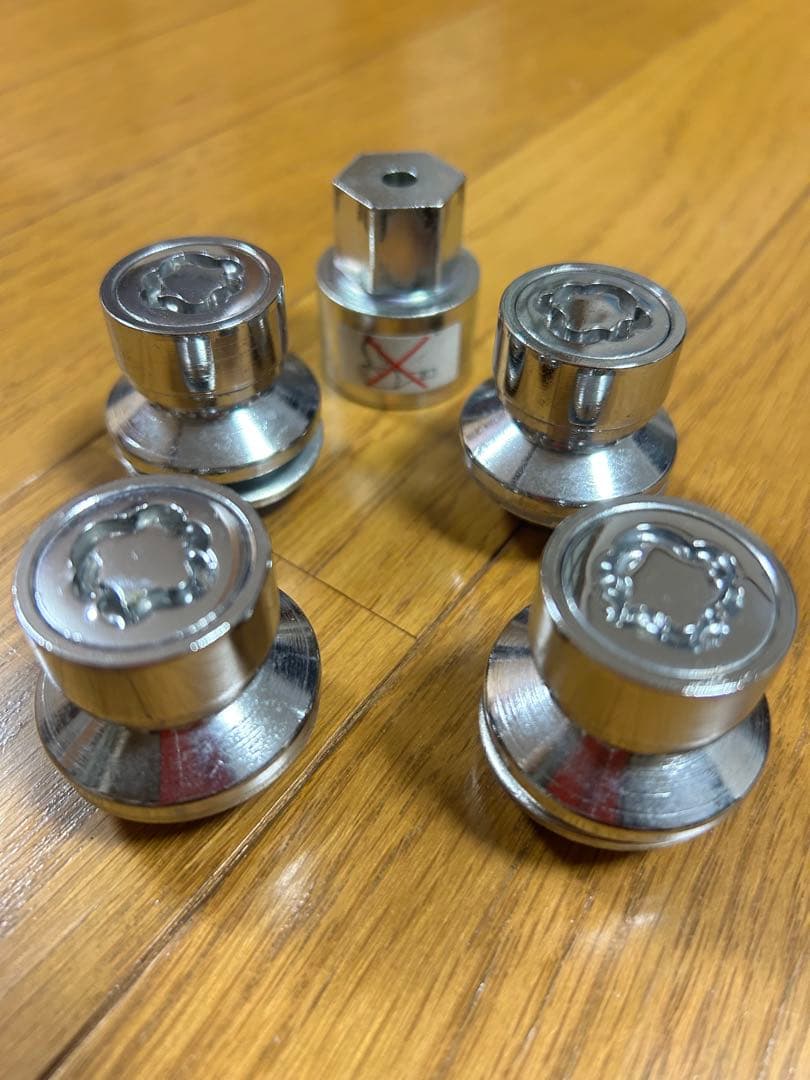 TOYOTA ホイールロックセット 08456-00550 - メルカリ
