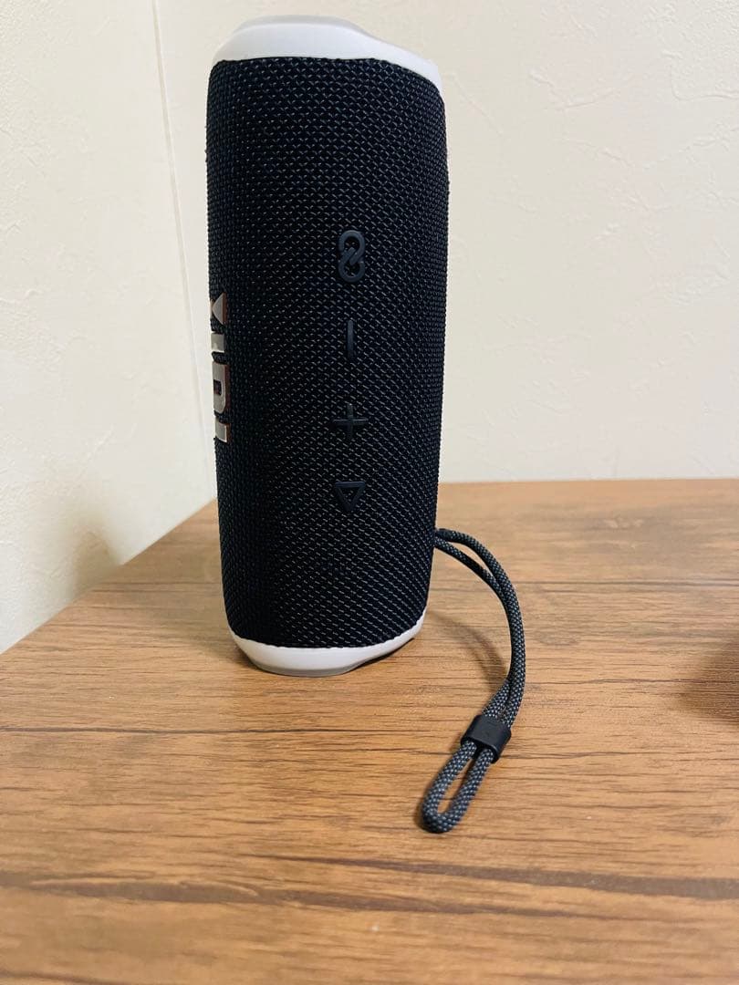 JBL FLIP6 ワイヤレススピーカー　白黒