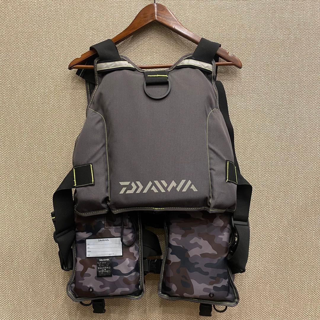 美品 DAIWA ダイワ フローティングベスト ライフジャケット 迷彩柄