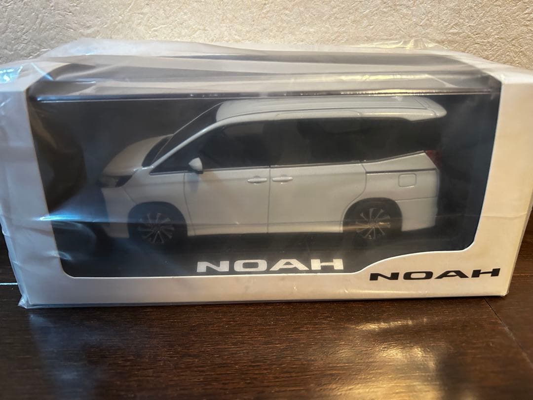 NOAH ミニカー 1/30スケール ホワイトパール Amazon | トヨタ 1/30 オフィシャルミニカー 新型 ノア NOAH カラー