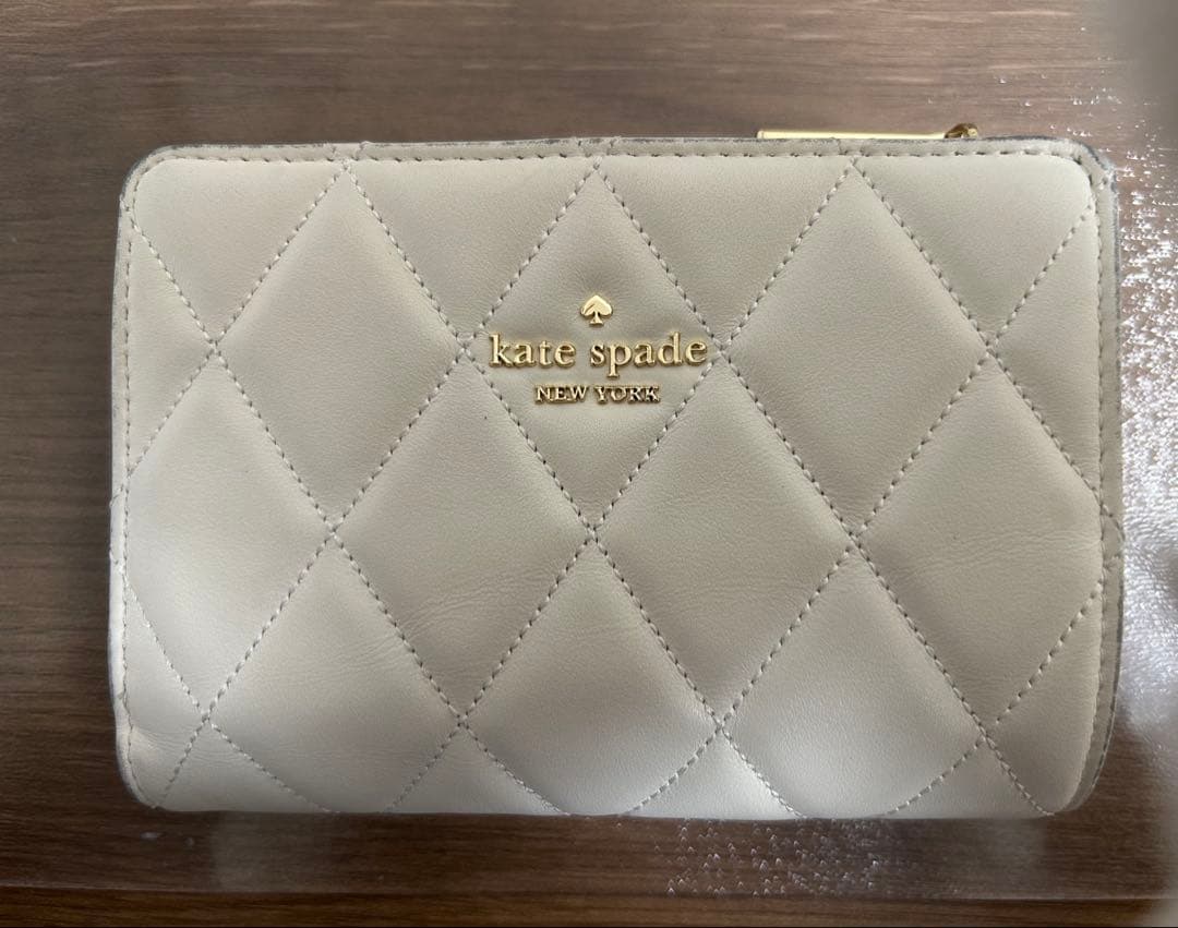 kate spade ホワイト キルティング 二つ折り財布 - メルカリ