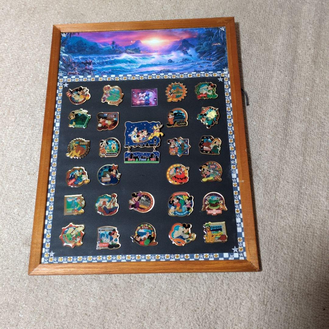 ディズニー ピンバッジコレクション 27個コルクボード付き展示用