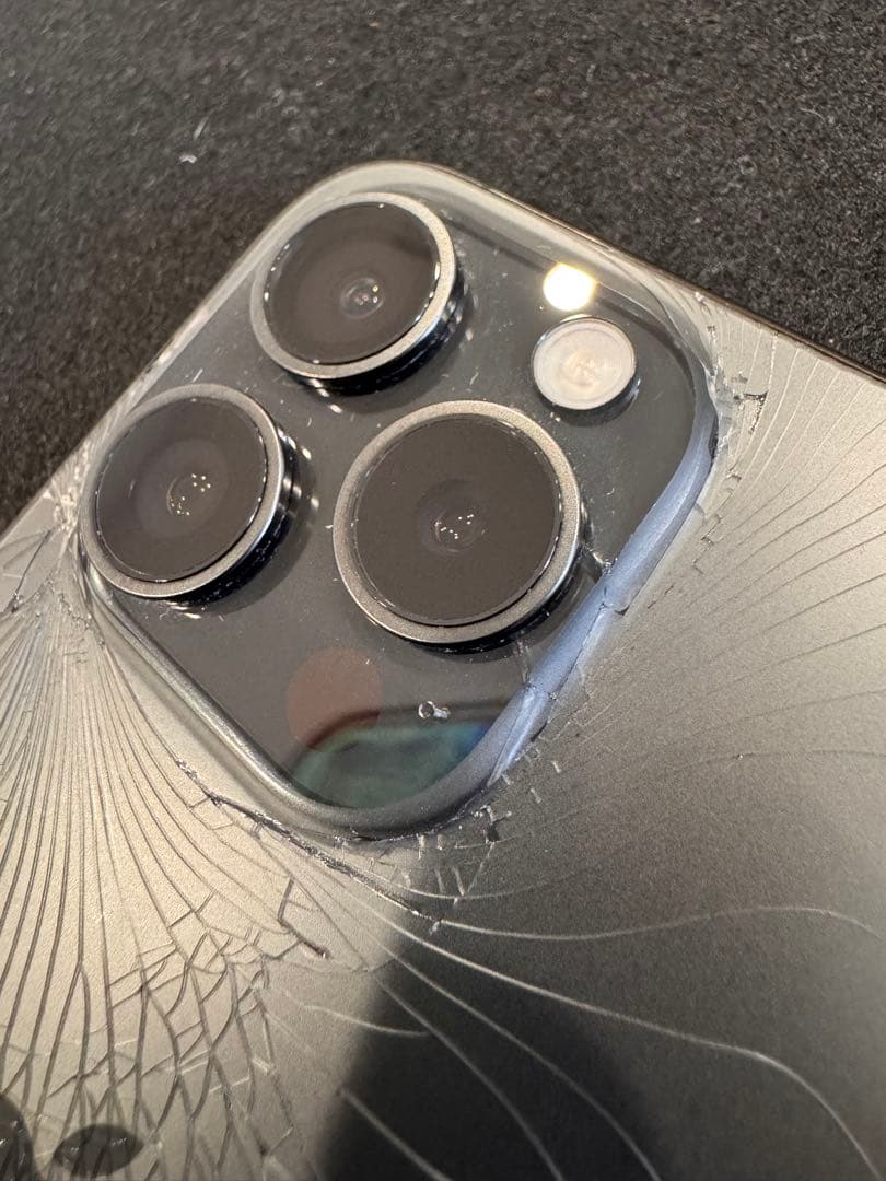 iPhone 15Pro 128GB ブラックチタニウム　背面割れ　83%