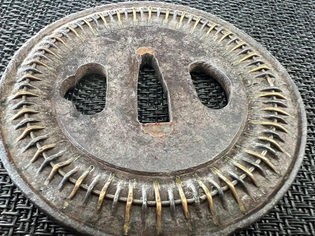 刀鍔 信玄鍔 百足鍔 無銘 鉃地 真鍮 年代物 箱付き(鍔布団付き) - メルカリ