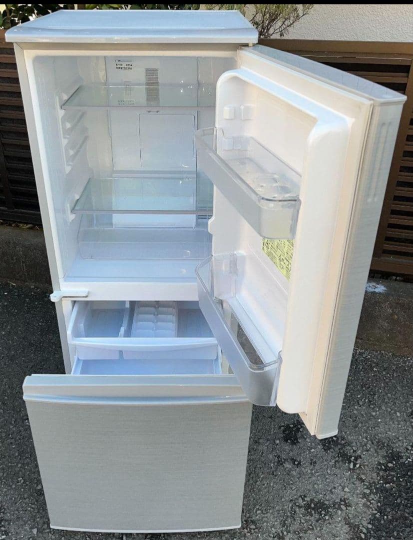 シャープ冷凍冷蔵庫　137L 横縞模様付け替えどっちもドアLED照明2018年製