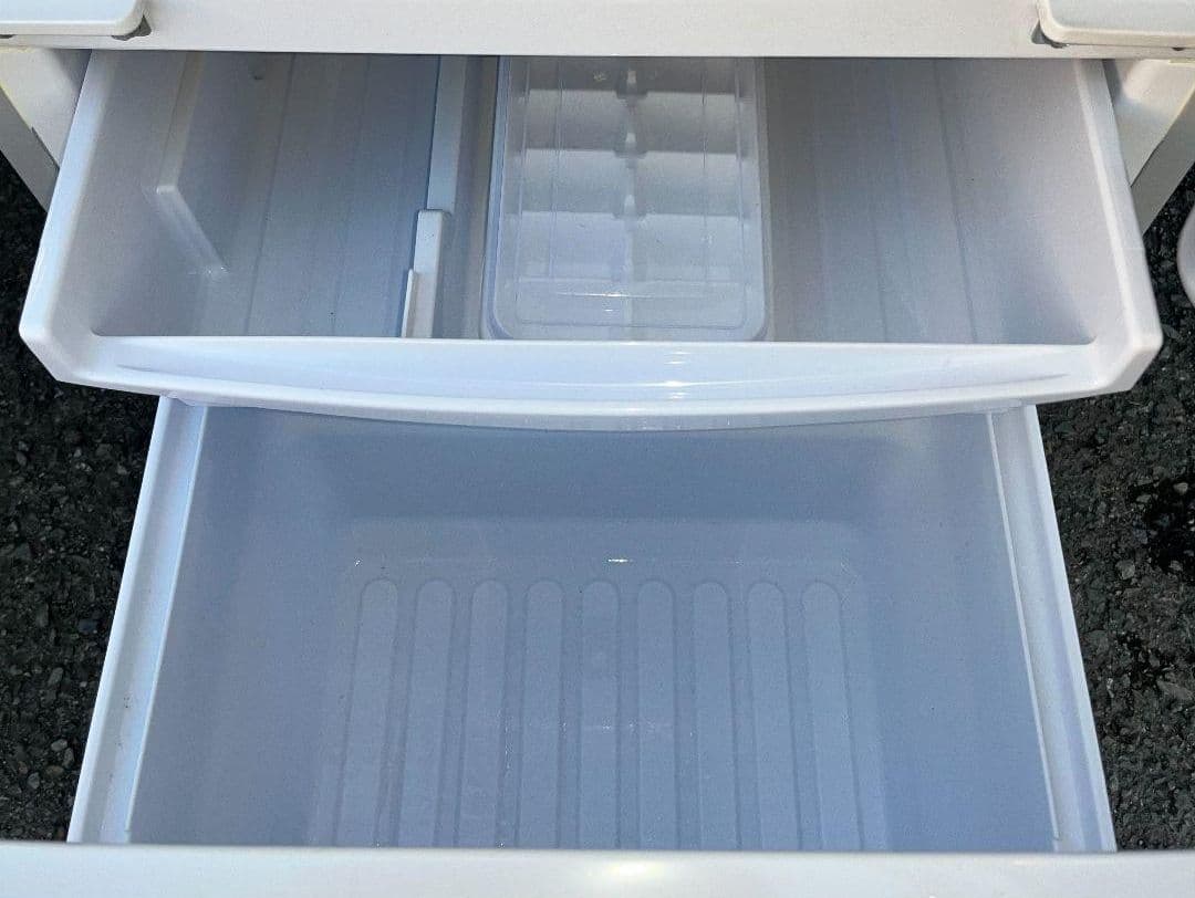 シャープ冷凍冷蔵庫　137L 横縞模様付け替えどっちもドアLED照明2018年製