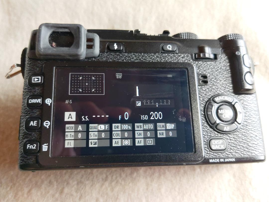 Fujifilm X-E2 ミラーレス本体とバッテリー2個と充電器