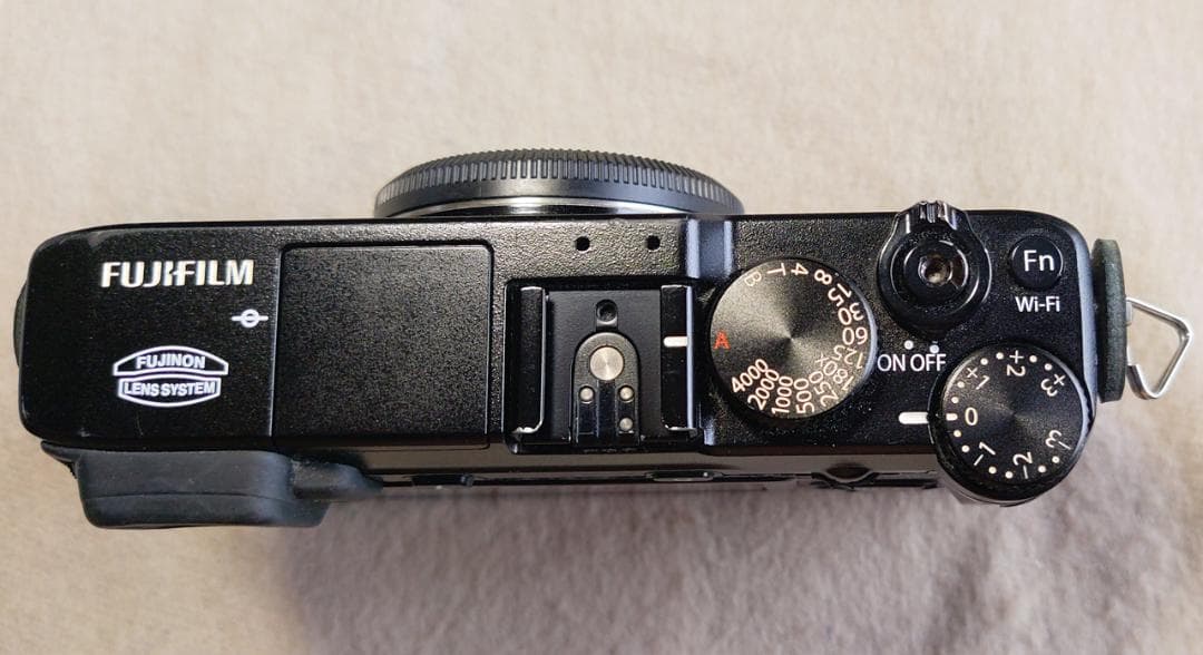 Fujifilm X-E2 ミラーレス本体とバッテリー2個と充電器