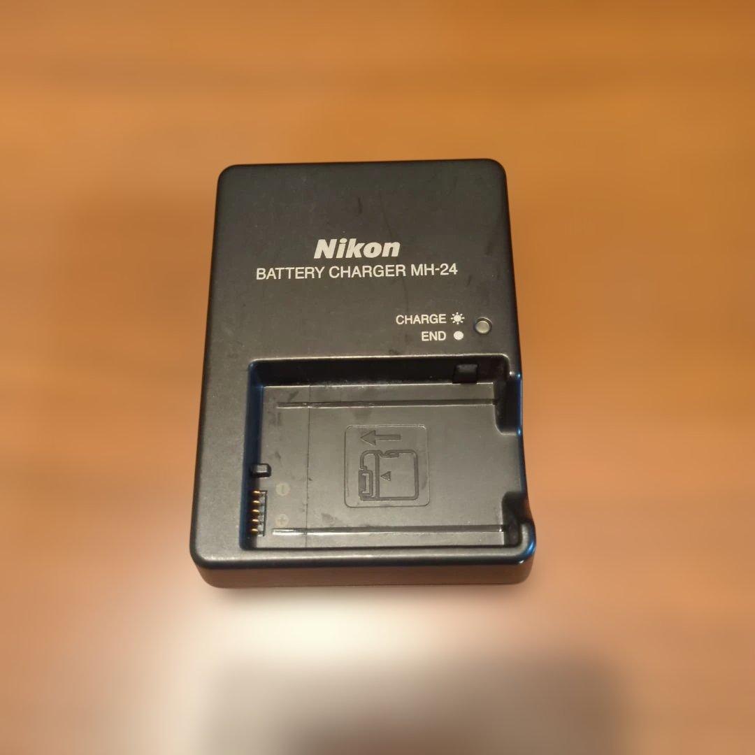 Nikon D3300 デジタル一眼レフ 本体　レンズ2つ　バッテリー充電器