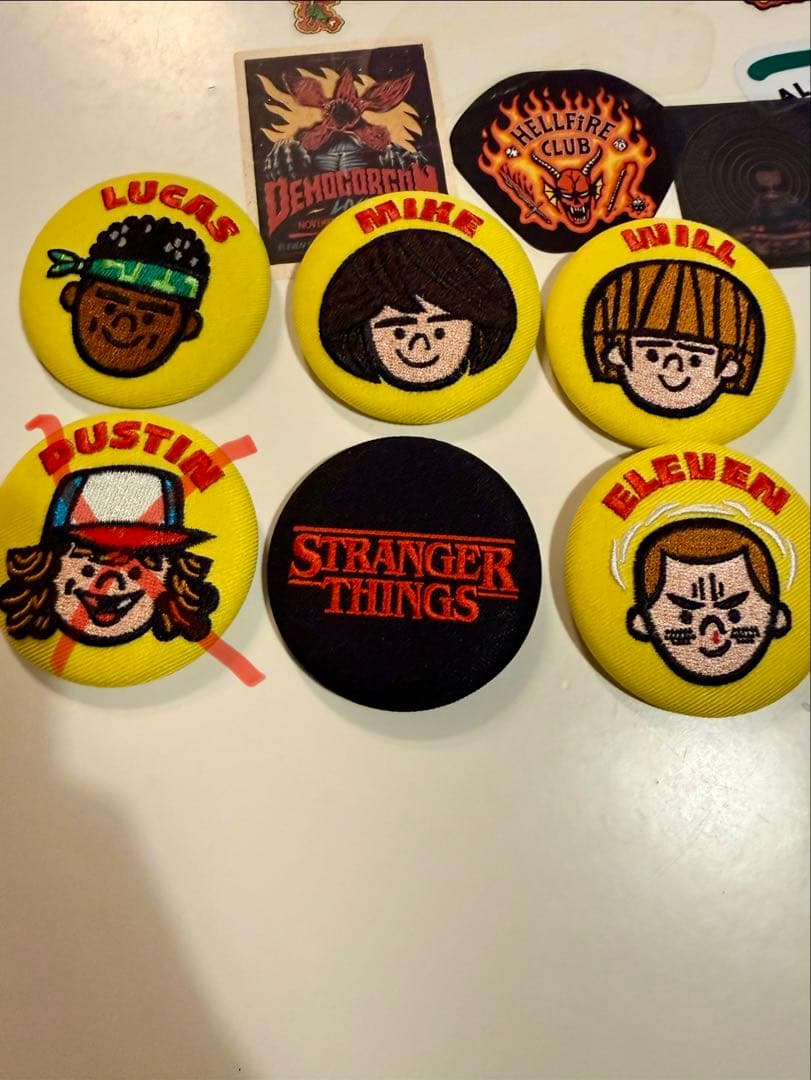 ストレンジャーシングス 刺繍缶バッジ - メルカリ