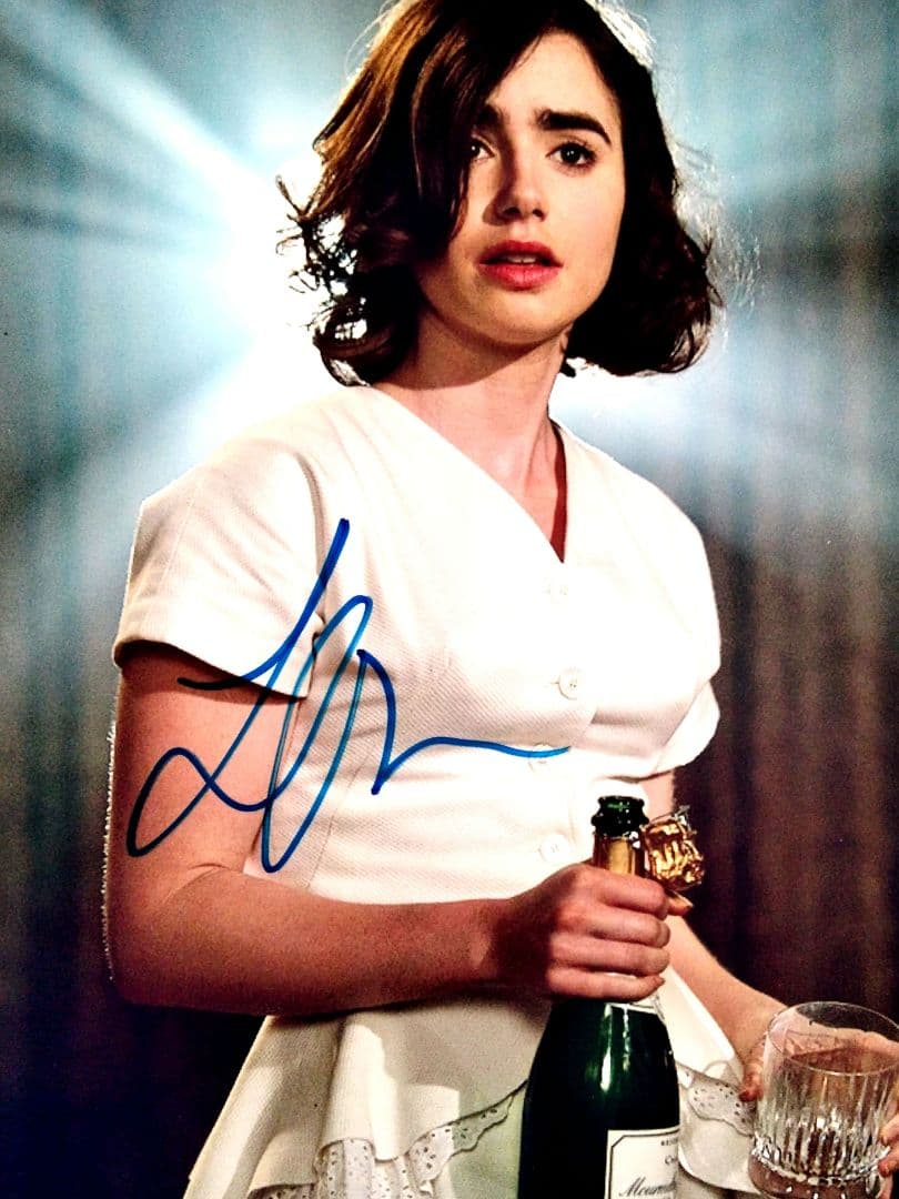 リリー・コリンズ直筆サイン入り大型写真 リリー・コリンズ自筆サイン入写真 Lily Collins / ビブリオ / 古本