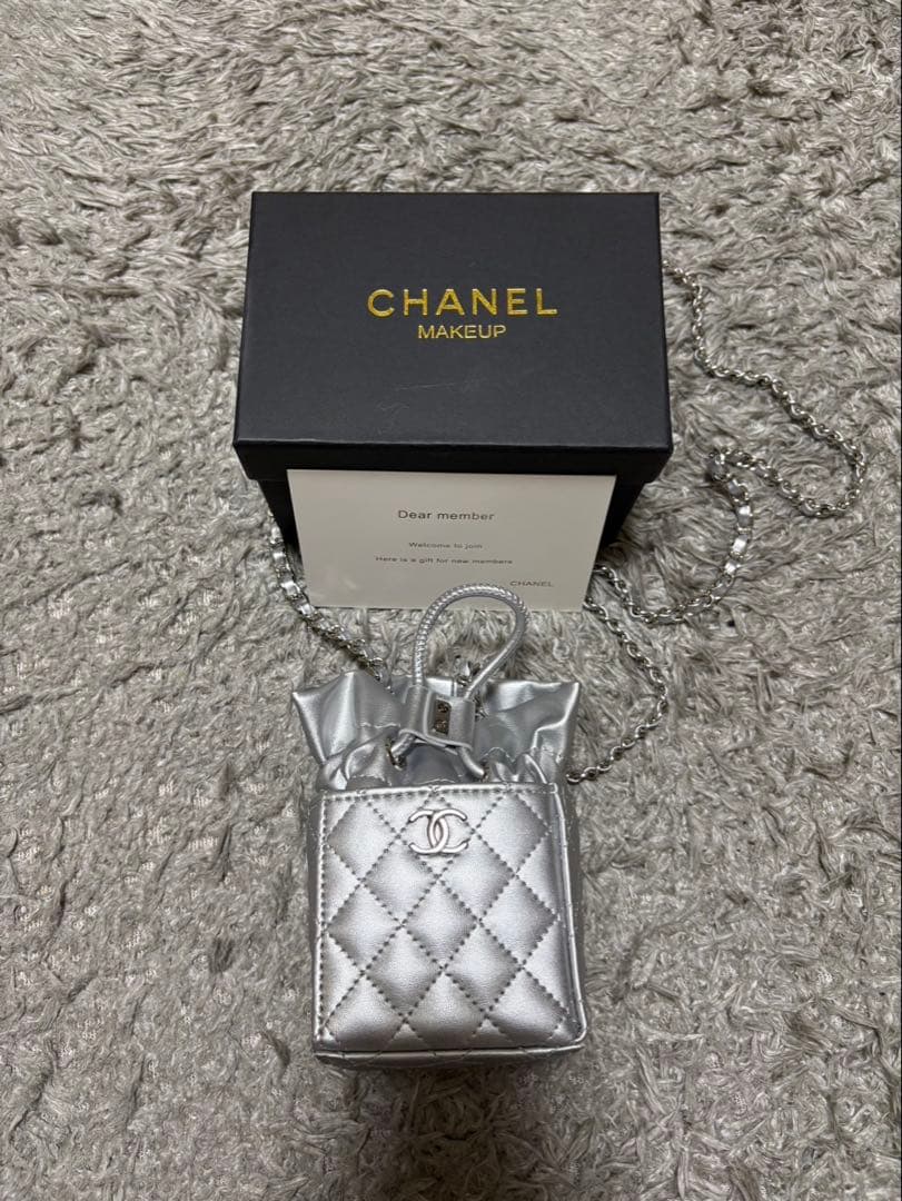 CHANEL ミニショルダーポーチ　ノベルティ　シルバー　キルティング　巾着 CHANEL ノベルティ キルティングチェーンショルダー巾着タイプ - メルカリ