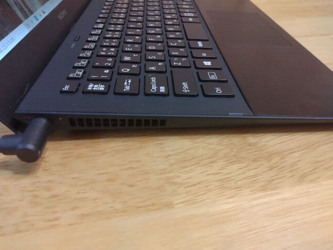 軽量薄型☆VAIO SVP112A2CN Core i3 8GB SSD128