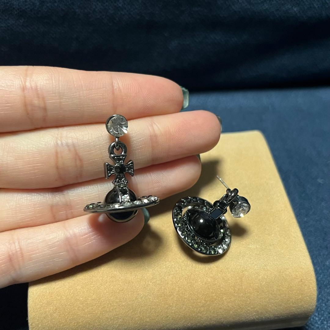 希少 ヴィヴィアンウエストウッド オーブ ピアス ブラック - メルカリ
