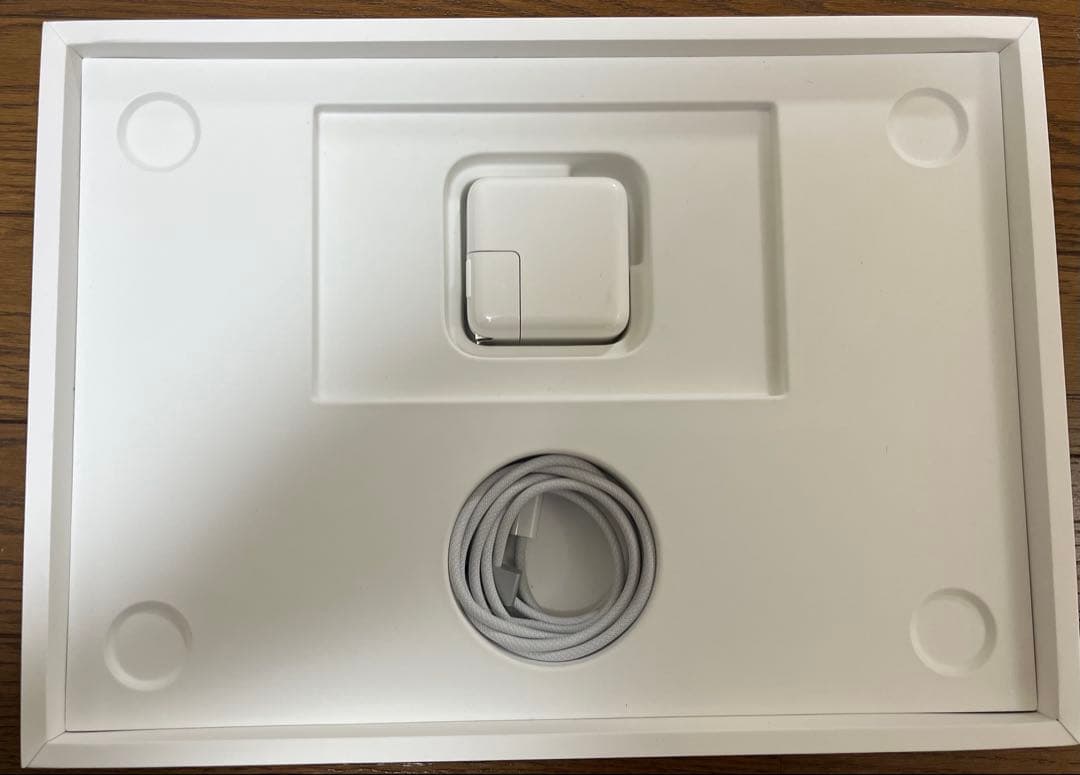 M2 MacBook Air 13インチ16GB 256GB