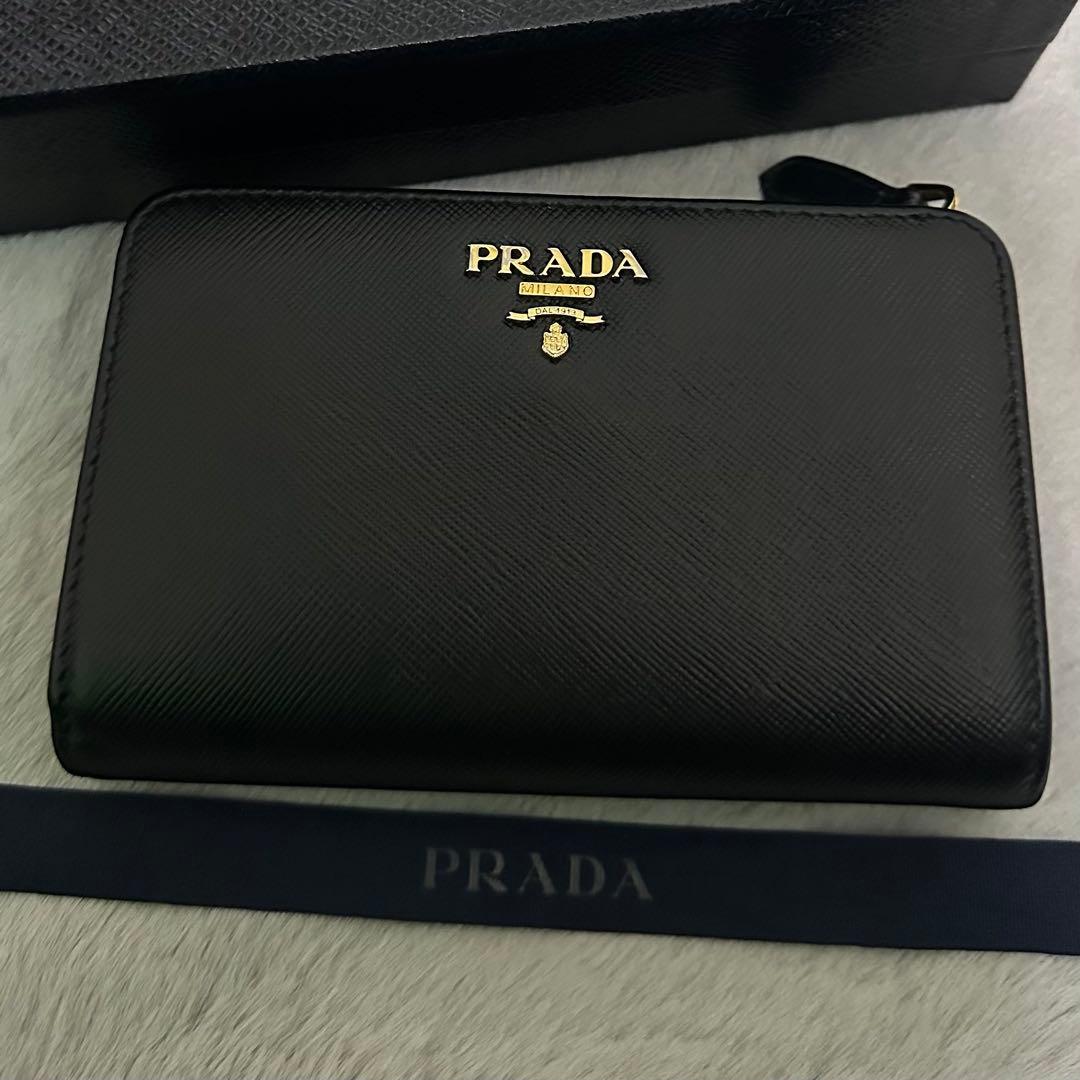 PRADA プラダ　折り財布　ゴールドロゴ　ラウンドファスナー PRADA プラダ 折り財布 ラウンドファスナー ゴールドロゴ ブラックの