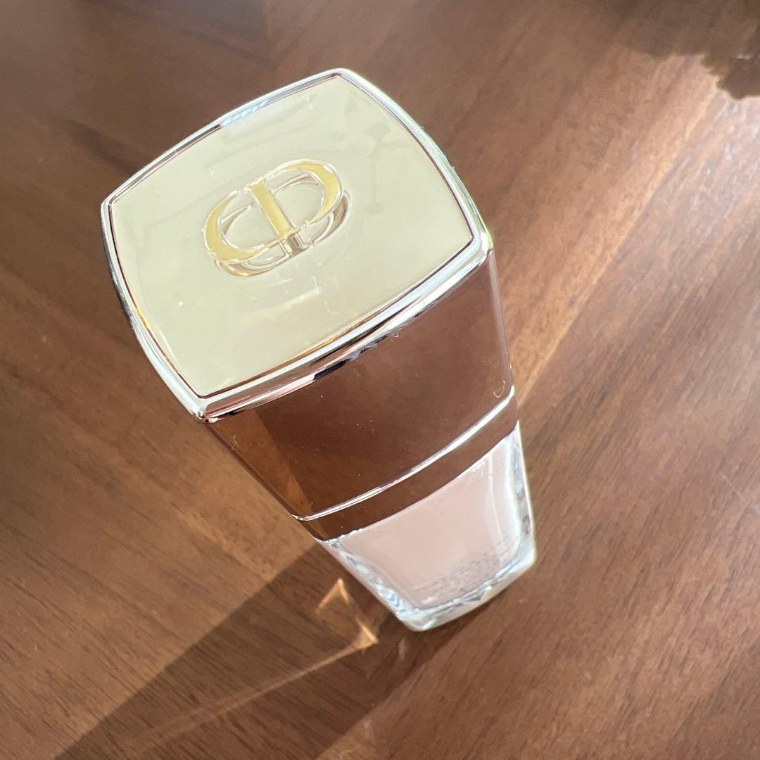 Dior プレステージ　ルマイクロフルイドタン 0.5N 30ml