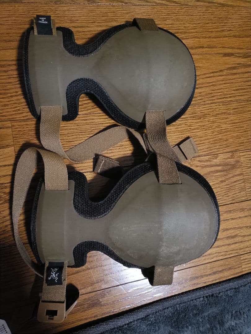 アークテリクス　カーキ色ニーパッド 調整可能ストラップ付き アークテリクス カーキ色ニーパッド 調整可能ストラップ付き