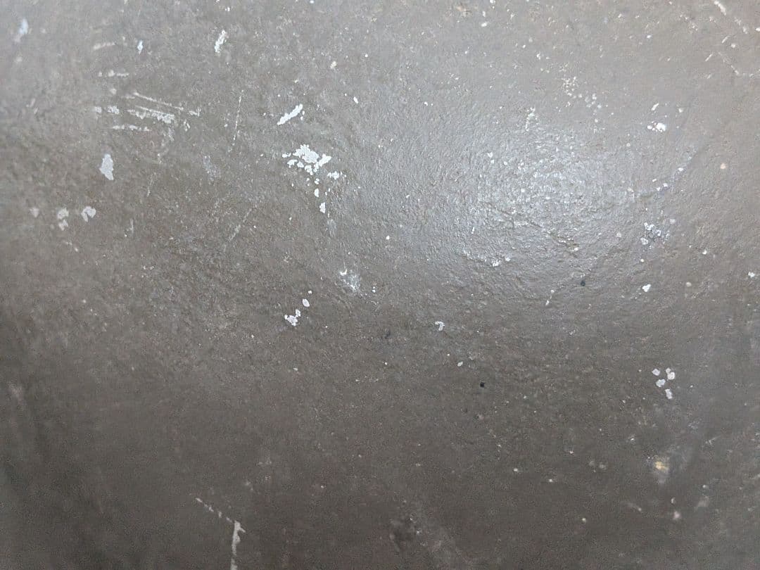 グレーの金属製ヘルメット 軍隊 帽子と有りました 戦争