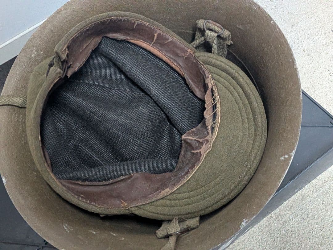 グレーの金属製ヘルメット 軍隊 帽子と有りました 戦争