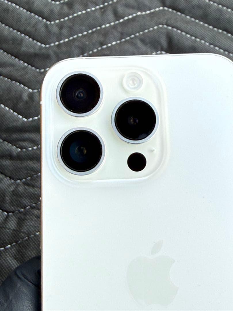 美品　iPhone 15 Pro 256GB ホワイトチタニウム