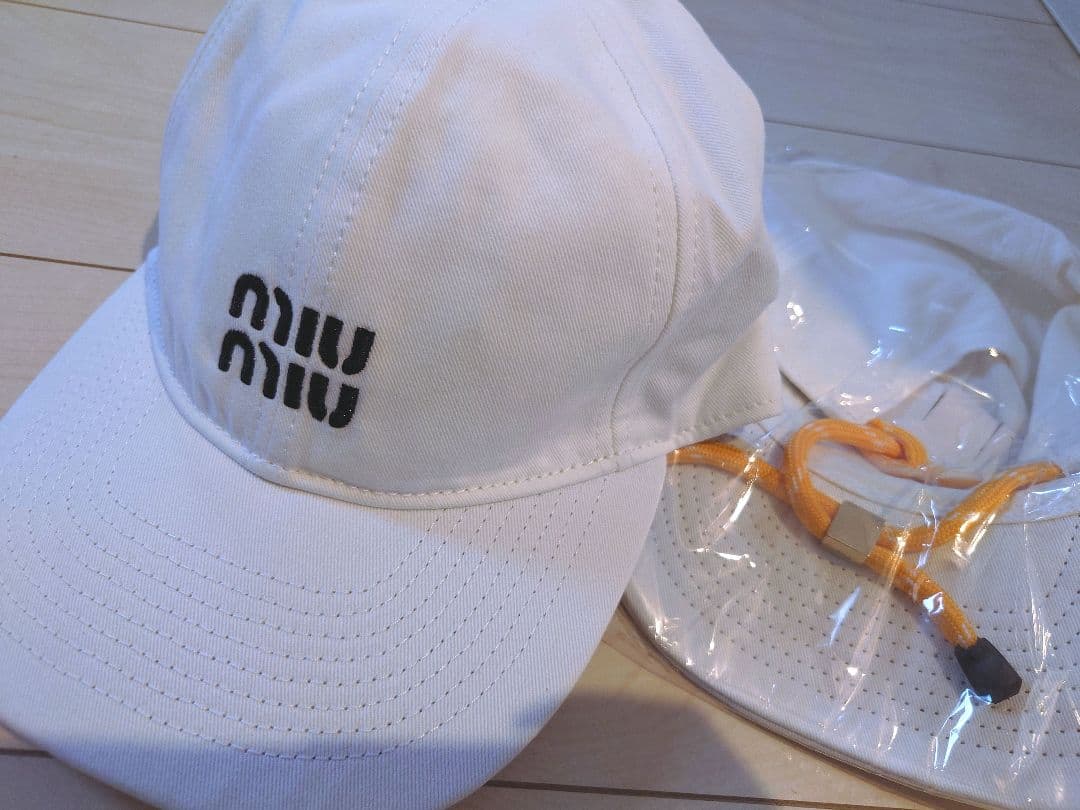 ベースボールキャップ　miumiu　ホワイト miu miu（ミュウミュウ） ベースボールキャップ 5HC179 2DXI