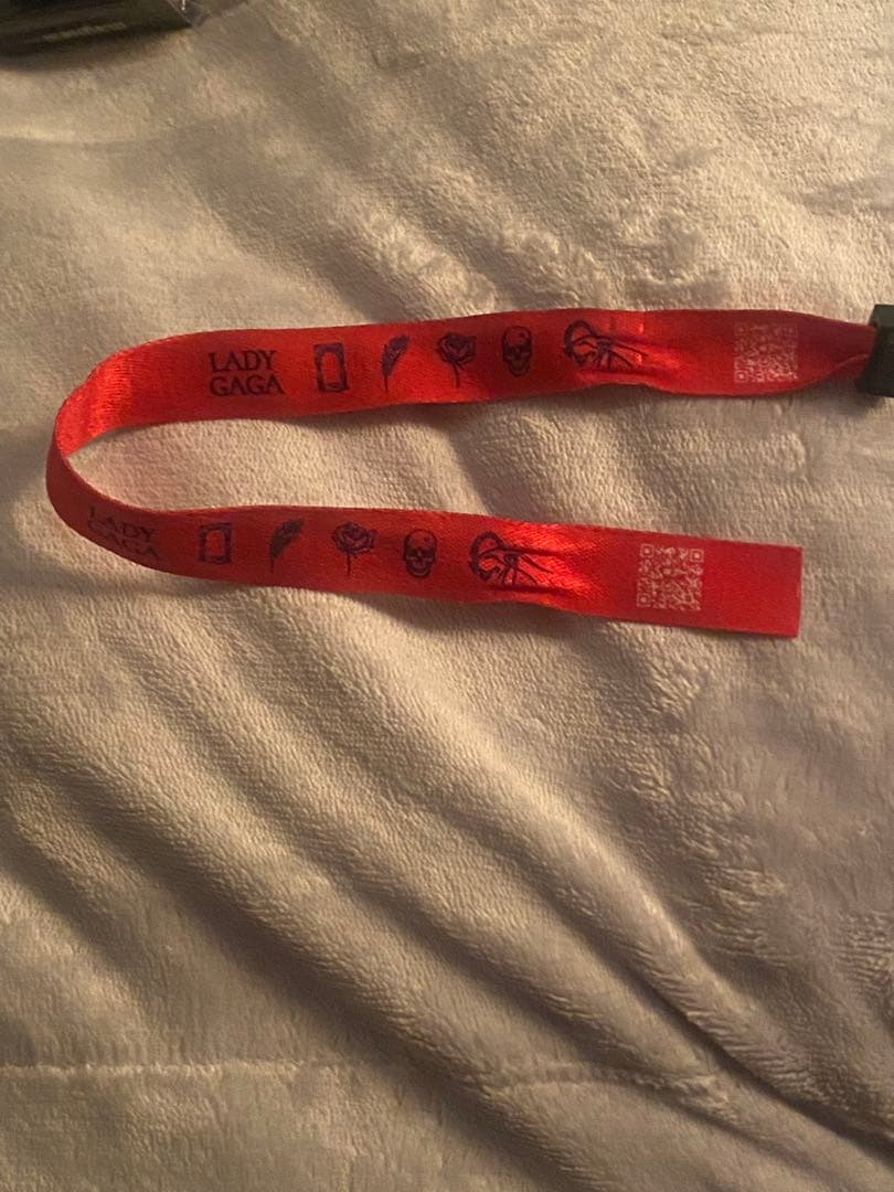 Lady Gaga VIP Gold Merch - 2026年 VIPギフト - メルカリ