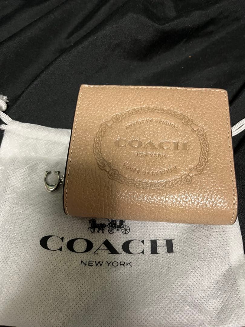 COACH ベージュ 二つ折り財布 保存袋付き - メルカリ