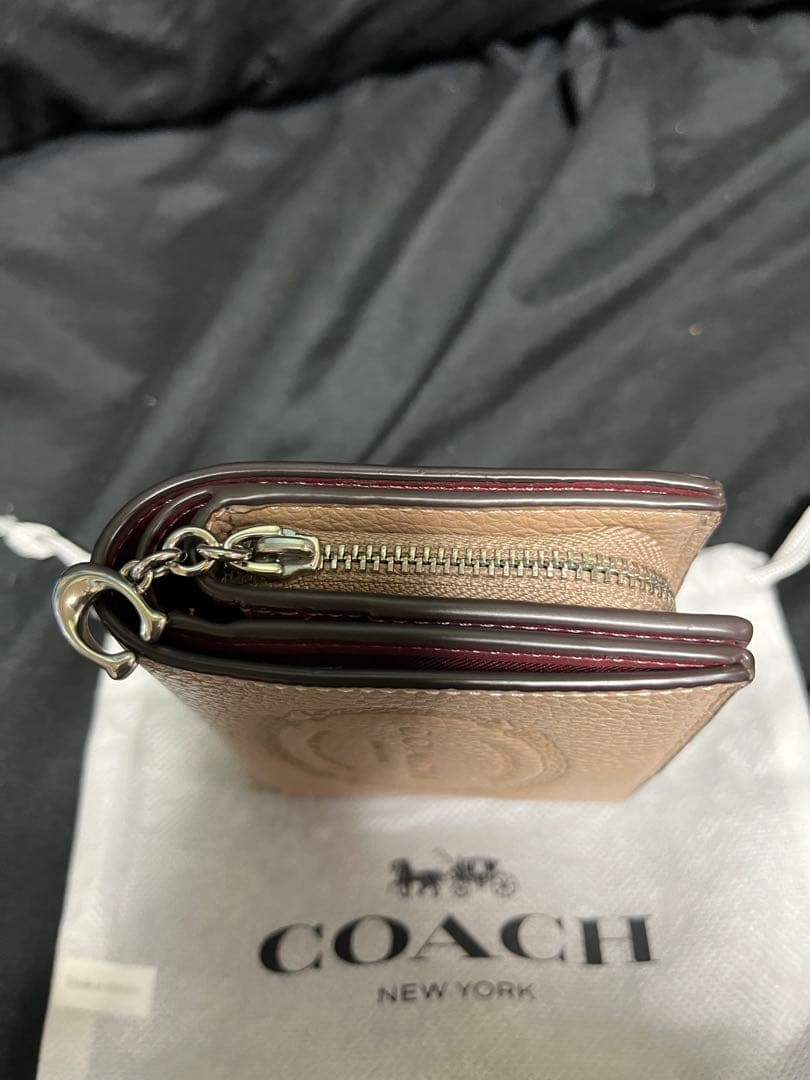 COACH ベージュ 二つ折り財布 保存袋付き - メルカリ