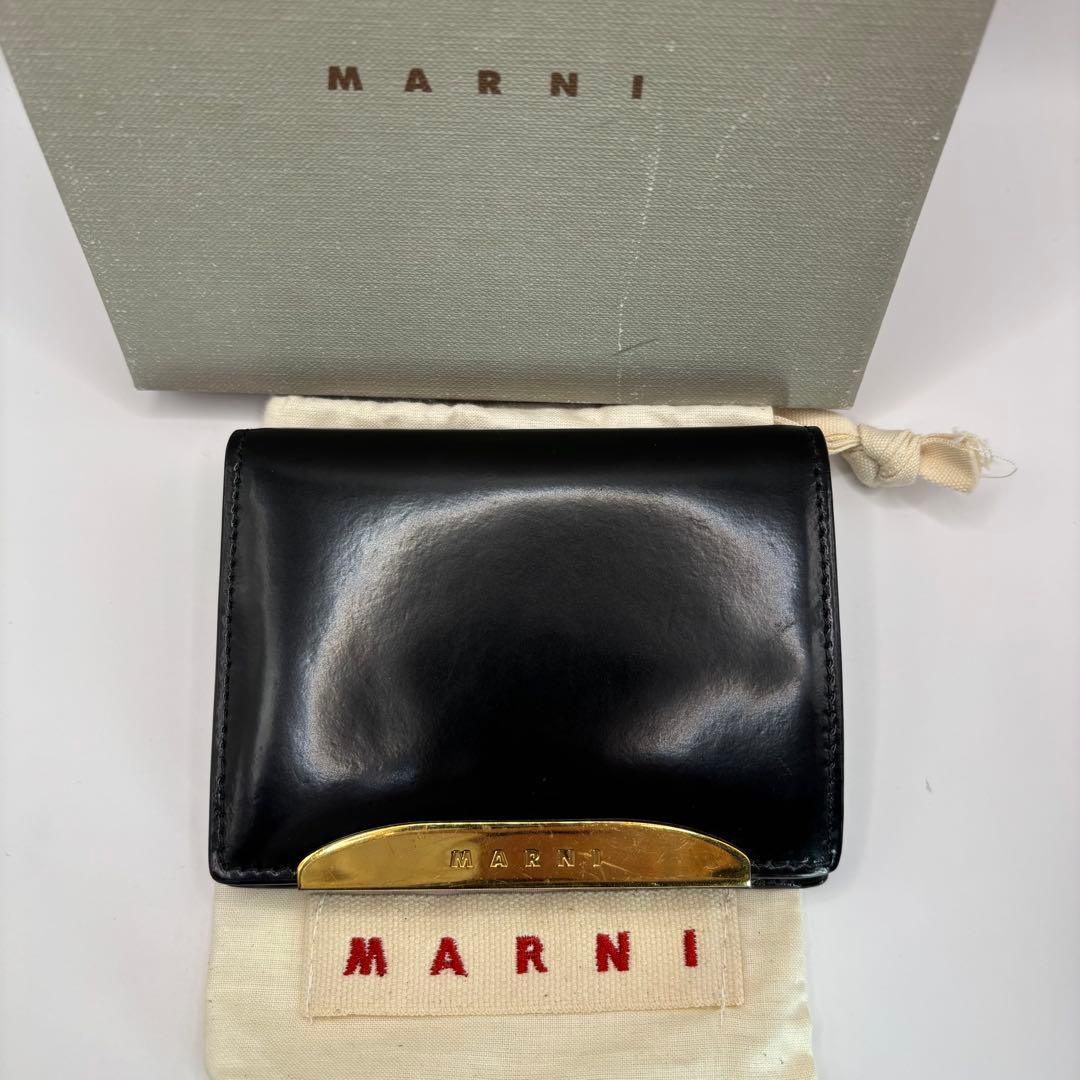MARNI 二つ折り財布　ブラック　ゴールド　光沢　コンパクト　ウォレット　財布 MARNI（マルニ） 財布 二つ折り ミニ財布 コンパクトウォレット バイ