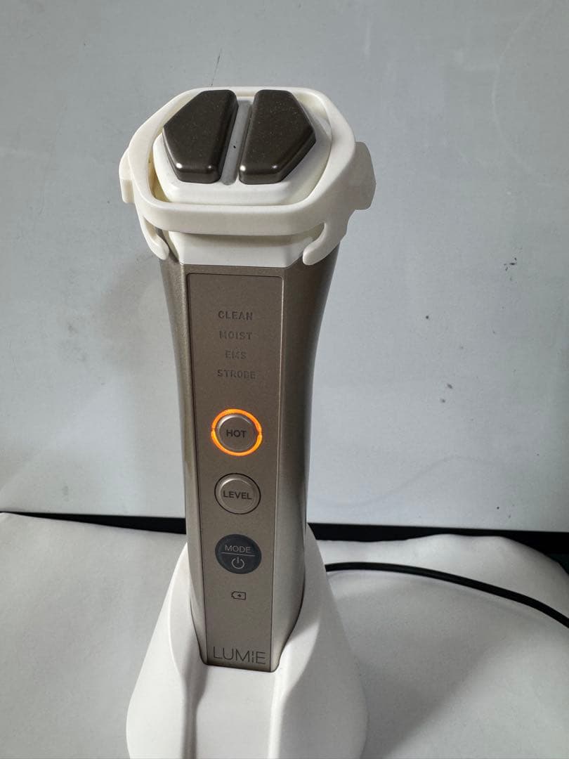 LUMIE 美顔器 シルバー ホワイト 充電スタンド付き