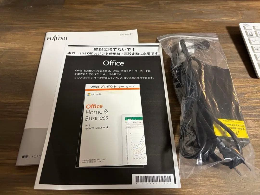 【送料込み！】本体モニタ一体型パソコン　富士通_FMVF70D1W