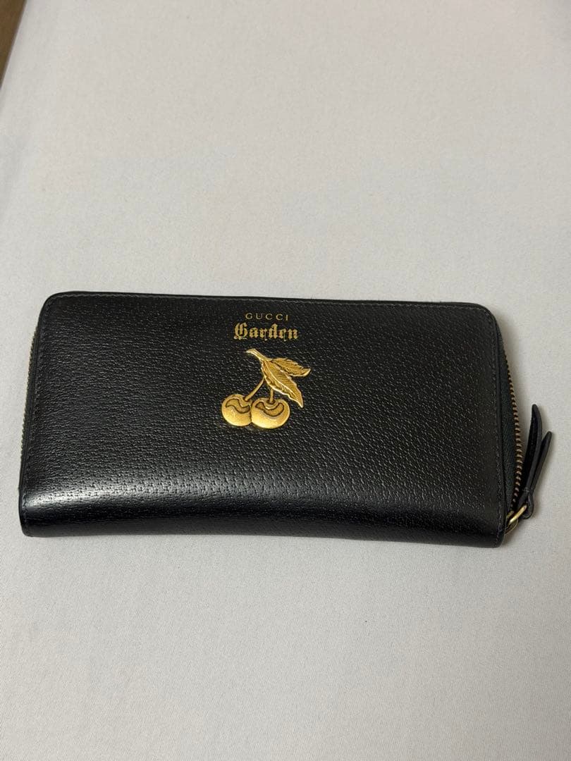 希少 海外限定✨️】GUCCI ブラックレザー 長財布 チェリー - メルカリ