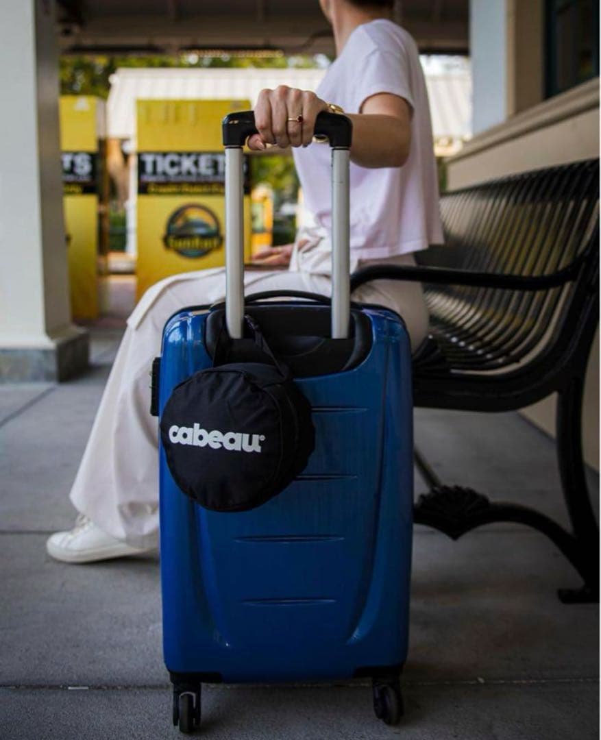 収納ケース付き！Cabeau ネックピロー ネイビー - メルカリ