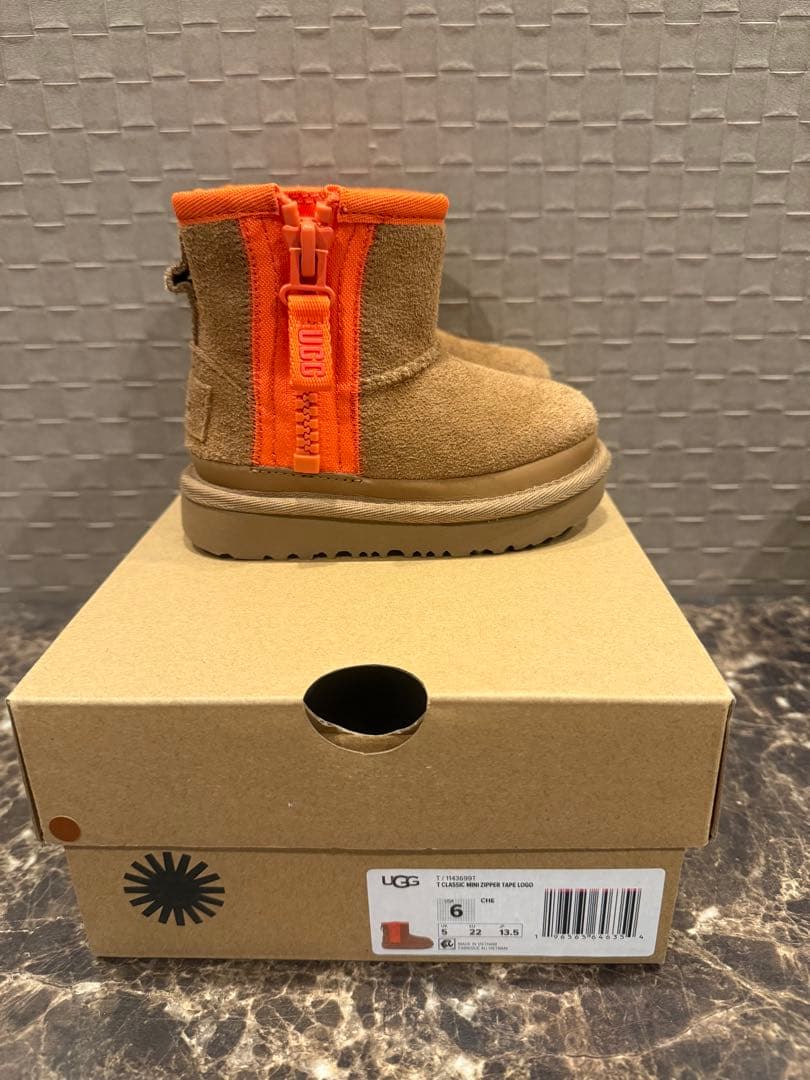 美品　UGG キッズ　ベビー　ムートン　ブーツ　ジッパー　13.5cm