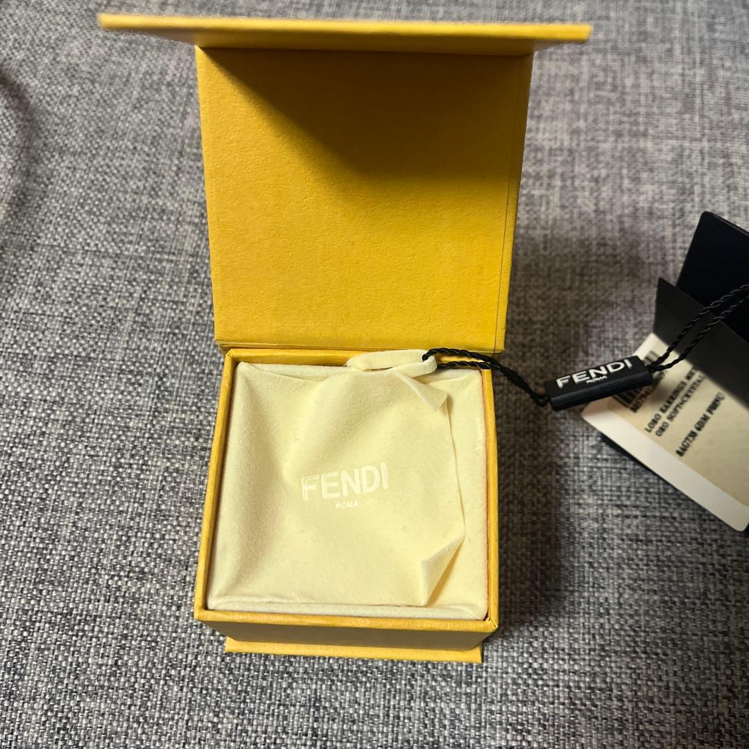 FENDI ラウンド型 ピアス ショッパー付き - メルカリ