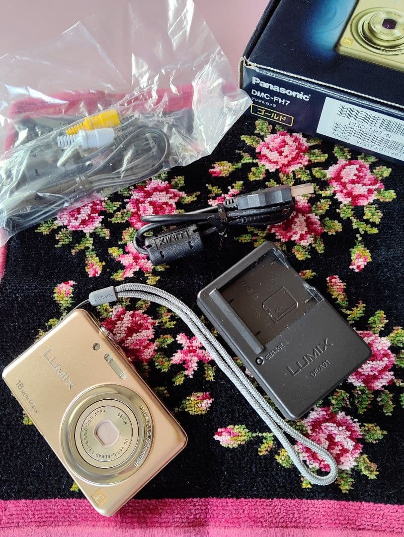 美品　Panasonic LUMIX FH7 デジカメゴールドセット　おまけ付き