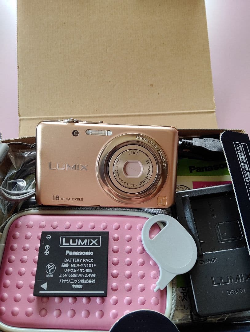 美品　Panasonic LUMIX FH7 デジカメゴールドセット　おまけ付き