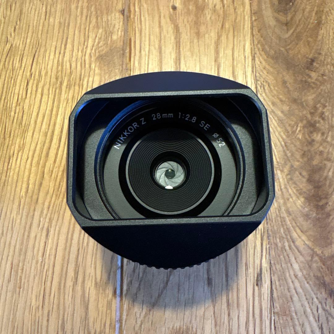 【ほぼ新品】 Nikon 単焦点レンズ　28mm 入手困難なスクエアレンズフード