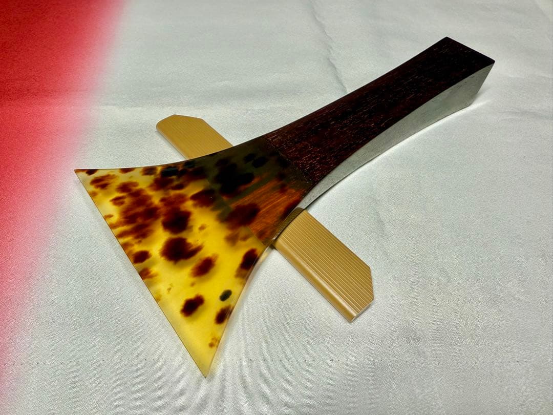 【極上美品】津軽三味線 最高級 鼈甲撥 虎トチ 紅木台 極厚べっ甲 バチ 太棹 202508292_900x.jpg?v=1756466688