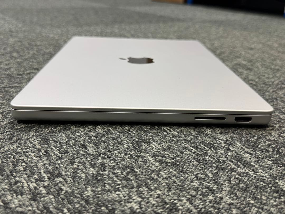 MacBook Pro M3 14インチ8GB 1TB｜天面薄キズ｜動作良好