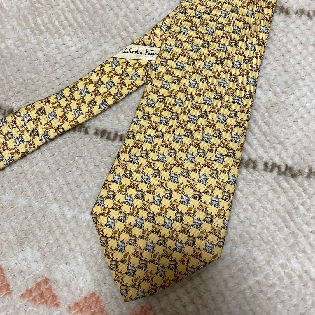 フェラガモ 犬柄ネクタイ - メルカリ