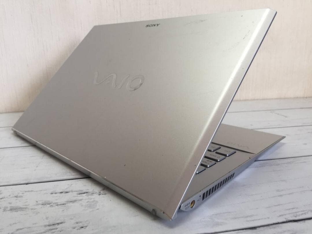 SONY SVP112 11.6型 870g/13.2mm コンパクトノートPC